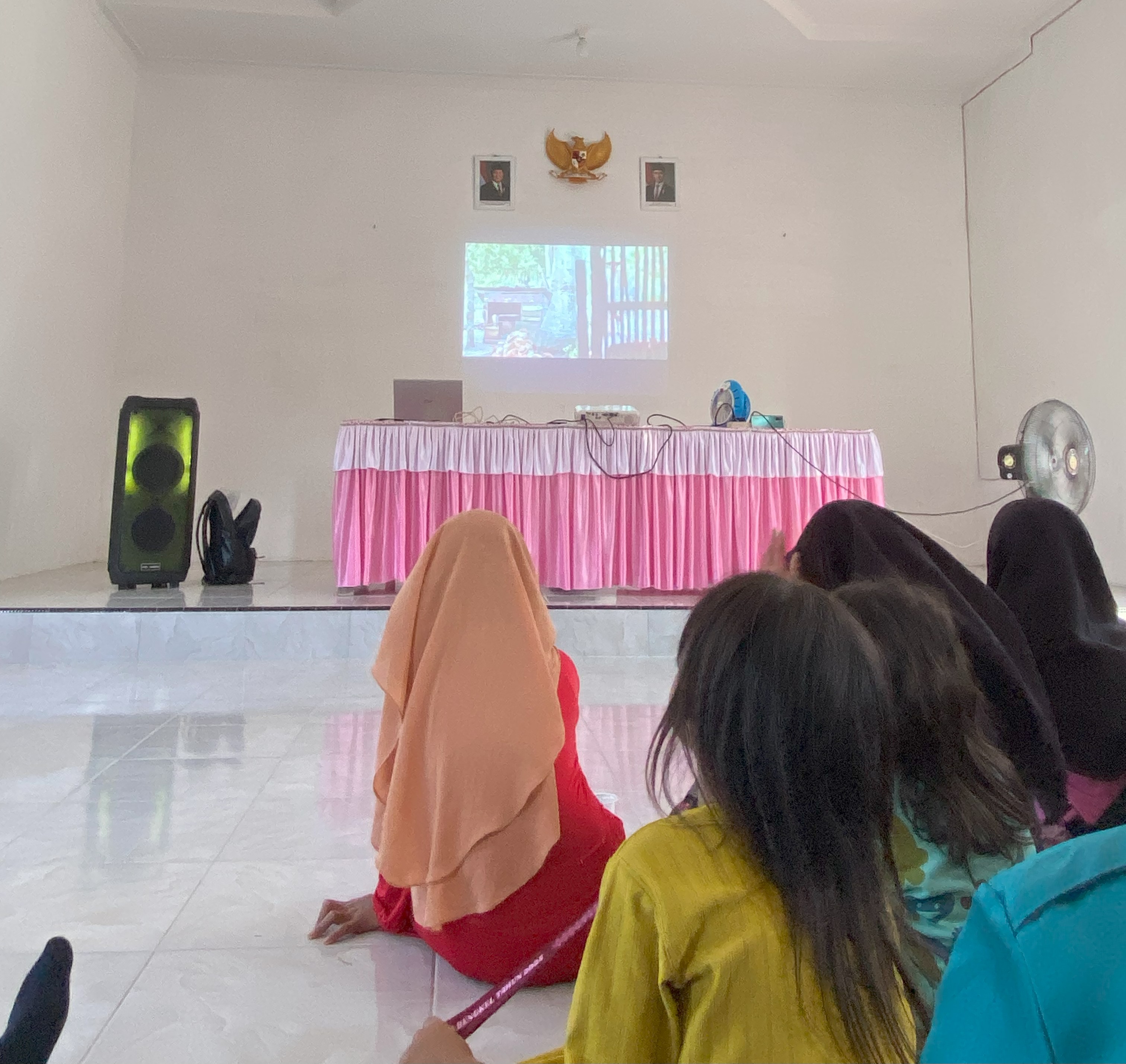 Pelaksanaan Program Kerja Nonton Bareng Film Edukasi bersama anak-anak Desa Bengkel oleh Mahasiswa KKN UNIMED 2025